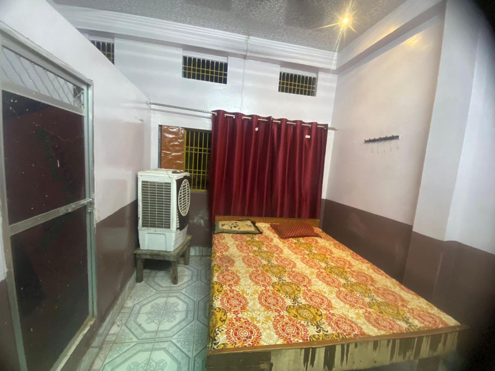 Hotel Yatri Niwas Varanasi Exteriör bild